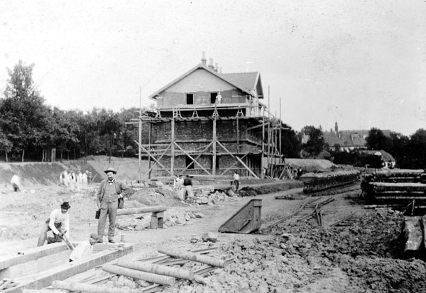 Zdeněk Kruliš vor dem Bahnhof Daudleb 1906