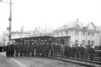 Historische Aufnahme Bahnhof Adorf mit Personal